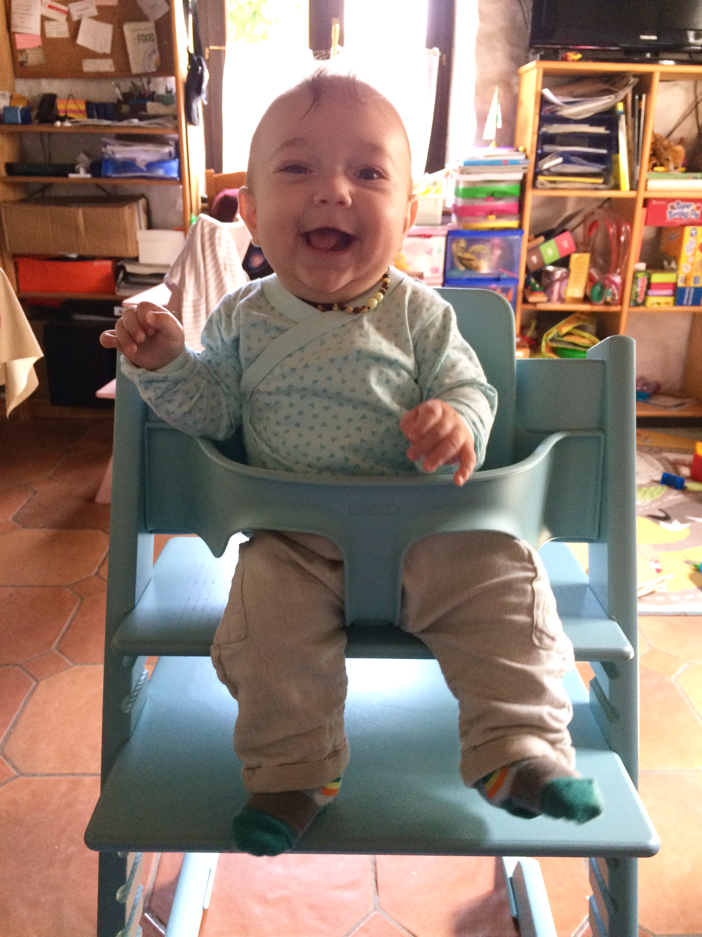 tripp-trapp-stokke-bébé-garçon-bleu-5-mois